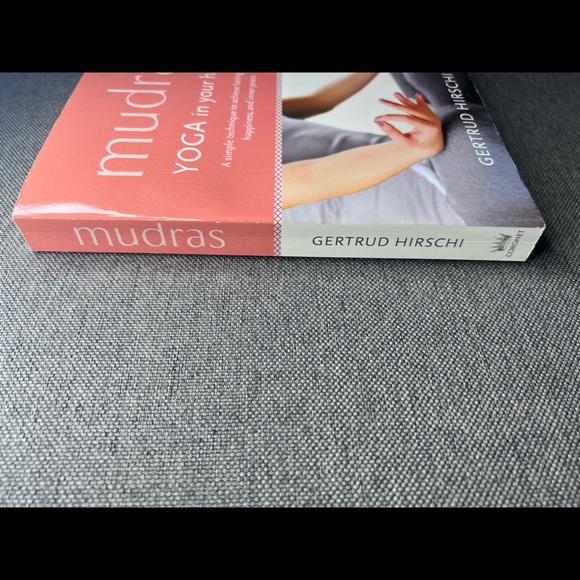 Mudras - Yoga In Your Hands Book - Picture 6 of 7